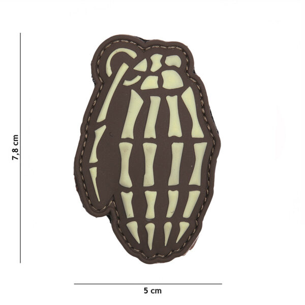 444130 5436 99 01 <p>Voeg een stoere touch toe aan je uitrusting met het Embleem 3D PVC Skull granaat in bruin (#9050). Dit hoogwaardige embleem is vervaardigd uit duurzaam PVC en voorzien van klittenband aan de achterzijde, waardoor je het eenvoudig kunt bevestigen op jassen, rugzakken of andere gear. Perfect voor zowel militaire als outdoor liefhebbers die houden van een unieke uitstraling. Breng je stijl naar een hoger niveau met dit opvallende embleem.</p>