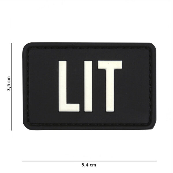 444130 5438 99 01 <p>Dit hoogwaardige 3D PVC embleem in de kleur zwart (#11136) is perfect voor militaire en outdoor liefhebbers. Het embleem is voorzien van een duurzame klittenband aan de achterzijde, waardoor het eenvoudig te bevestigen is op verschillende stoffen en uitrustingen. Of je het nu gebruikt voor je kleding, tas of gear, dit embleem voegt een stoere uitstraling toe aan je outfit. Een must-have voor elke avonturier die zijn of haar stijl wil personaliseren.</p>