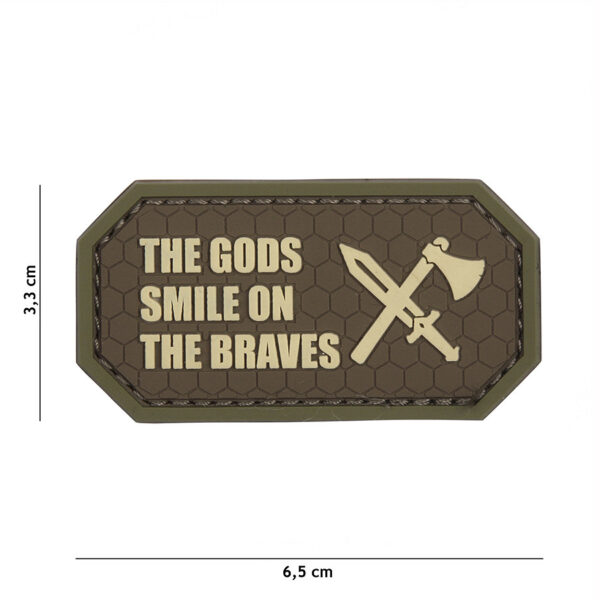 444130 5442 99 01 <p>Voeg een stoere touch toe aan je outfit met het 3D PVC embleem 'The Gods smile on the braves' in bruin (#11140). Dit embleem is vervaardigd uit duurzaam PVC en beschikt over een handige klittenband achterkant, waardoor je het eenvoudig kunt bevestigen op kleding, tassen of andere uitrusting. Perfect voor de avontuurlijke buitenliefhebber of als opvallende accessoire voor iedere militaire of outdoor fan.</p>