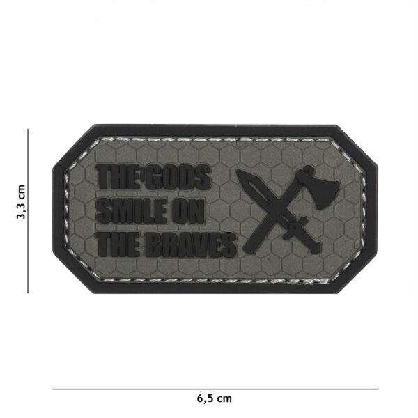 444130 5443 99 01 <p>Voeg een stoere touch toe aan je uitrusting met het 3D PVC embleem 'The Gods smile on the braves' in grijs. Dit hoogwaardige embleem is voorzien van een klittenband aan de achterzijde, waardoor je het eenvoudig kunt bevestigen op jassen, tassen of andere gear. Perfect voor militaire en outdoor liefhebbers die stijl en functionaliteit willen combineren. Met dit embleem laat je zien dat je moed en vastberadenheid waardeert.</p>