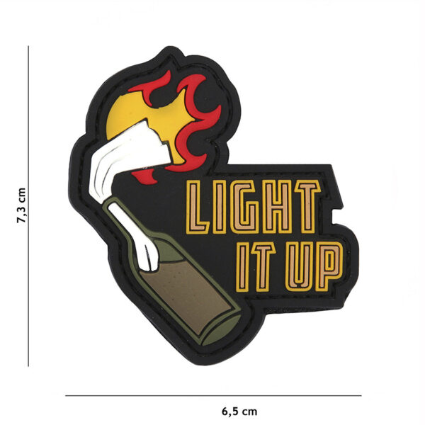 444130 5450 99 01 <p>Het 3D PVC Embleem 'Light it up' in zwart (#9011) is een stijlvolle en praktische toevoeging aan uw uitrusting. Met een stevige klittenband aan de achterzijde is het embleem eenvoudig te bevestigen op kleding, tassen of andere uitrusting. Dit embleem biedt niet alleen een opvallende uitstraling, maar ook functionaliteit voor de actieve buitenmens. Voeg een persoonlijk tintje toe aan uw gear met dit duurzame en herkenbare embleem.</p>