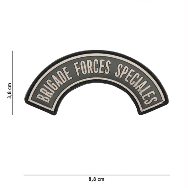 444130 5466 99 01 <p>Het 3D PVC Embleem van Brigade Forces Speciales in grijs (#9031) is een robuust en stijlvol accessoire voor elke militaire of outdoor outfit. Dit embleem is voorzien van een klittenband aan de achterzijde, waardoor het eenvoudig te bevestigen is op kleding of uitrusting. Met zijn unieke ontwerp en hoogwaardige materialen is dit embleem niet alleen functioneel, maar ook een perfecte manier om je passie voor de militaire wereld te tonen.</p>