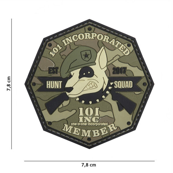 444130 5467 99 01 <p>Het 3D PVC embleem 101 INC Hunt Squad in groen (#9035) is een robuust en stijlvol accessoire voor elke outdoor- en militaire uitrusting. Dit embleem is voorzien van een praktische klittenband aan de achterzijde, waardoor het eenvoudig is aan te brengen op kleding, tassen of uitrusting. Met zijn unieke ontwerp voegt het niet alleen karakter toe aan je gear, maar biedt het ook een herkenbare look voor de serieuze avonturier.</p>