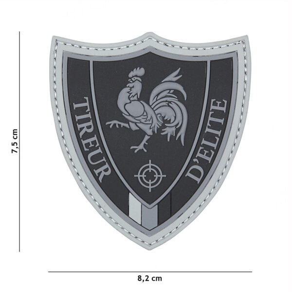 444130 5469 99 01 <p>Dit hoogwaardige 3D PVC embleem 'Tireur D'elite' in zwart is perfect voor de echte liefhebber van militaire en outdoor uitrusting. Met een stevige klittenband aan de achterzijde is het embleem eenvoudig te bevestigen op kleding, tassen of andere uitrusting. Dit duurzame embleem voegt niet alleen een stoere uitstraling toe, maar ook een vleugje professionaliteit aan uw uitrusting. Ideaal voor zowel recreatieve schutters als professionals.</p>