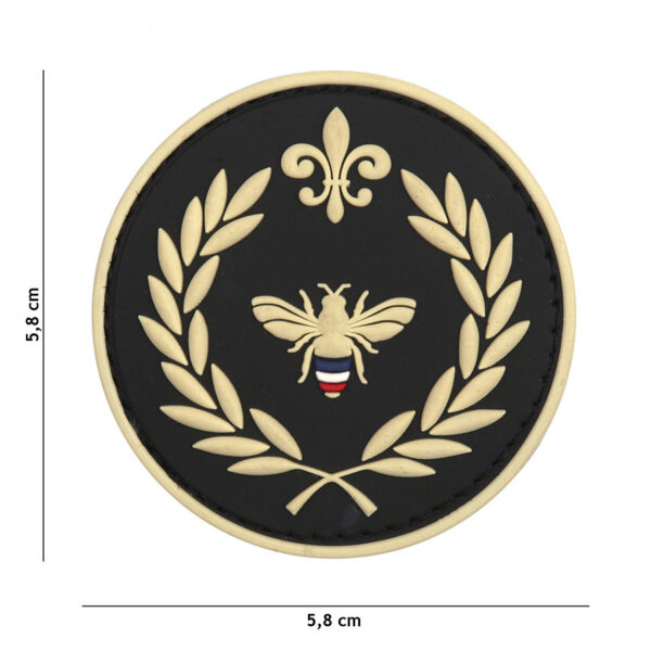 444130 5470 99 01 <p>Versterk je militaire of outdoor uitrusting met het hoogwaardige 3D PVC embleem 'Napoleon' in zwart (#9048). Dit embleem is voorzien van een stevige klittenband aan de achterzijde, waardoor het eenvoudig te bevestigen is op kleding of uitrusting. Met zijn gedetailleerde ontwerp is dit embleem niet alleen functioneel, maar ook een stijlvolle aanvulling voor elke fan van militaire gear. Ideaal voor het personaliseren van jassen, rugzakken of andere accessoires.</p>