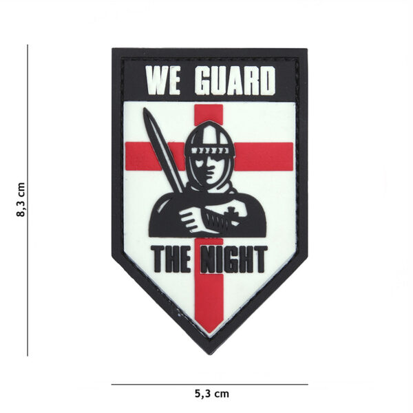 444130 5471 99 01 <p>Dit 3D PVC embleem 'We guard the night' is een must-have voor elke outdoor- en militaire fan. Voorzien van een sterke klittenband aan de achterzijde, is het eenvoudig te bevestigen op kleding of uitrusting. Het embleem voegt niet alleen een unieke uitstraling toe, maar symboliseert ook een sterke verbondenheid met de nachtelijke avonturen. Perfect voor het personaliseren van je gear.</p>