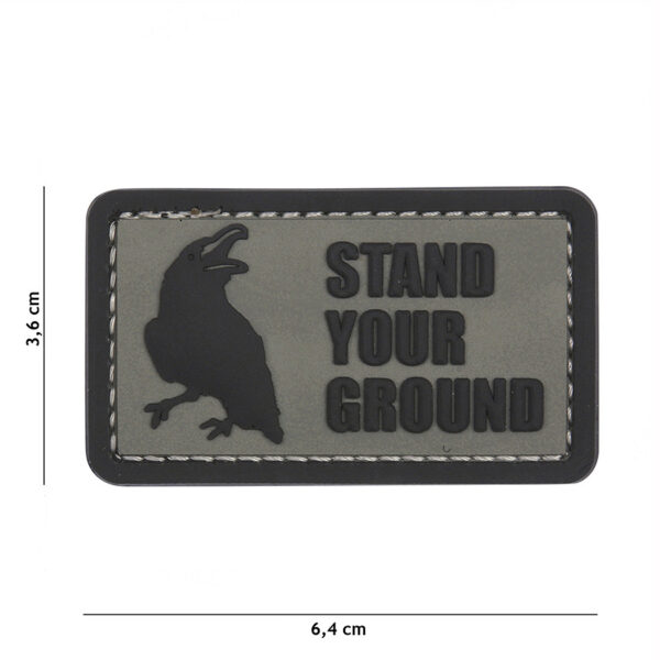 444130 5476 99 01 <p>Het Embleem 3D PVC Stand Your Ground in grijs (#12050) is een robuust en stijlvol accessoire voor elke outdoor- of militaire uitrusting. Dit embleem is vervaardigd uit hoogwaardig PVC en voorzien van klittenband aan de achterzijde, waardoor het eenvoudig te bevestigen is op kleding, rugzakken of andere uitrusting. Met zijn strakke design en duurzame materialen is dit embleem niet alleen functioneel, maar ook een statement voor elke avontuurlijke geest.</p>
