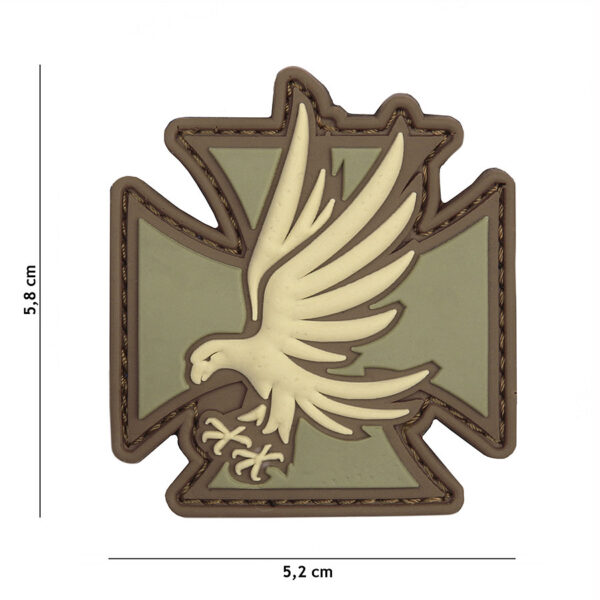 444130 5488 99 01 <p>Ontdek het 3D PVC Embleem Iron Eagle in de kleur coyote (#12068), een perfect accessoire voor elke outdoor- of militaire outfit. Dit hoogwaardige embleem is vervaardigd van duurzaam PVC en is voorzien van klittenband aan de achterzijde, waardoor het eenvoudig te bevestigen is op kleding, tassen of uitrusting. Met zijn stoere uitstraling voegt het niet alleen een uniek accent toe, maar ook een vleugje karakter aan jouw gear. Een must-have voor elke liefhebber van militaire stijl en outdoor avonturen!</p>