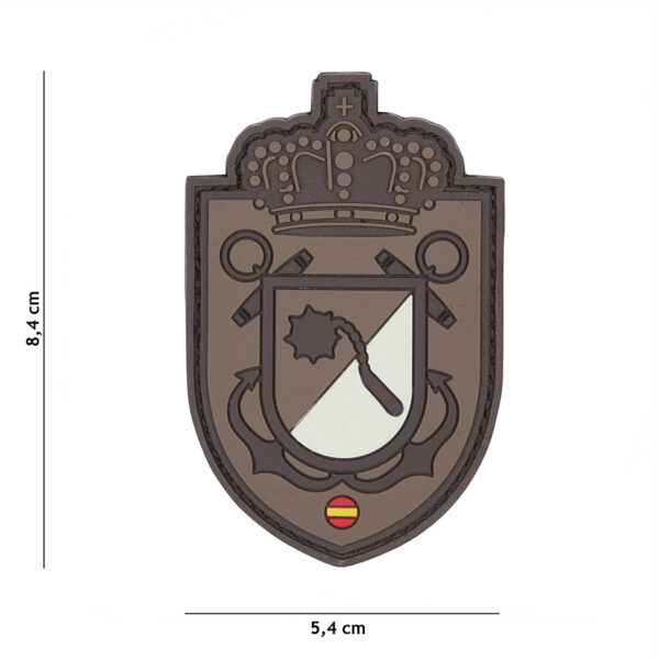 444130 5498 99 01 <p>Dit stijlvolle 3D PVC embleem van een Spaans kroon schild in bruin is een must-have voor elke outdoor- en militaire uitrusting. Het embleem is voorzien van een handige klittenband achterzijde, waardoor het eenvoudig op verschillende textieloppervlakken bevestigd kan worden. Perfect voor het personaliseren van jackets, tassen of andere gear, voegt dit embleem een vleugje karakter en stijl toe aan uw outfit.</p>
