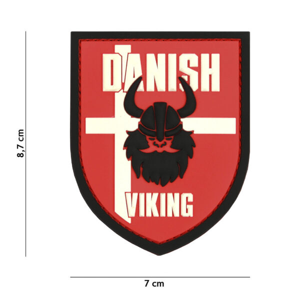 444130 5509 99 01 <p>Voeg een vleugje Viking-geest toe aan je uitrusting met het 3D PVC embleem Danish Viking in opvallend rood. Dit stevige embleem is voorzien van klittenband aan de achterzijde, waardoor je het eenvoudig kunt bevestigen op kleding of uitrusting. Perfect voor liefhebbers van de Vikingcultuur of als opvallende accessoire voor outdoor activiteiten. Maak je look compleet met dit unieke embleem, dat niet alleen stijlvol is, maar ook een statement maakt.</p>