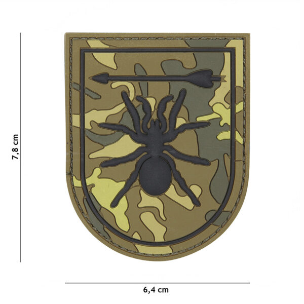 444130 5510 99 01 <p>Het Embleem 3D PVC Special Forces spin in groen (#13081) is een stijlvol en duurzaam embleem, perfect voor militaire en outdoor liefhebbers. Dit hoogwaardige PVC-embleem is voorzien van klittenband aan de achterzijde, waardoor het eenvoudig te bevestigen is op vesten, tassen of andere uitrusting. Met zijn unieke design en robuuste uitstraling voegt dit embleem een professionele touch toe aan jouw gear. Maak je outfit compleet met dit opvallende embleem dat de geest van de Special Forces uitstraalt.</p>