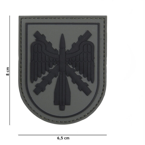 444130 5514 99 01 <p>Het Embleem 3D PVC Spaans schild grijs #13085 is een opvallend en duurzaam embleem dat perfect is voor elke militaire of outdoor outfit. Dit hoogwaardige PVC-embleem is voorzien van een klittenband aan de achterzijde, waardoor het eenvoudig te bevestigen is op kleding, rugzakken of andere uitrusting. Met zijn gedetailleerde ontwerp en stijlvolle grijze kleur voegt dit embleem niet alleen karakter toe aan uw uitstraling, maar is het ook een praktische toevoeging aan uw verzameling.</p>