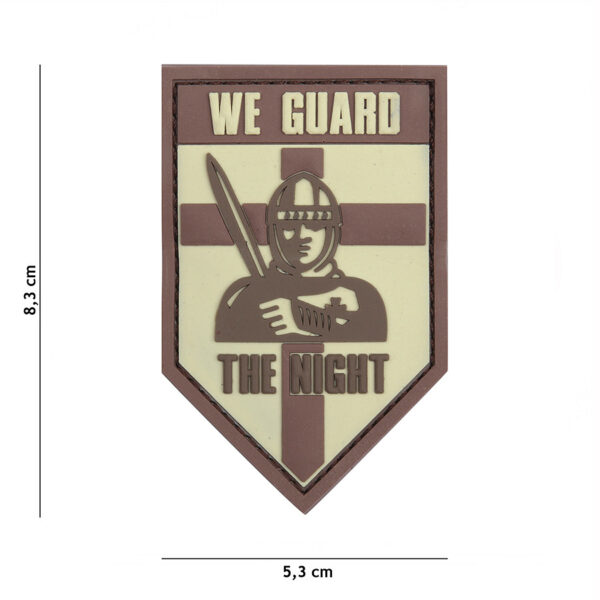 444130 5536 99 01 <p>Het 3D PVC embleem 'We guard the night' in coyote kleur (#13111) is een robuuste toevoeging aan uw militaire of outdoor uitrusting. Dit embleem is voorzien van klittenband aan de achterzijde, waardoor het eenvoudig te bevestigen en te verwijderen is van verschillende textielsoorten. Perfect voor het personaliseren van uw gear en het tonen van uw toewijding aan de nachtelijke operaties. Een must-have voor elke serieuze liefhebber van militaire uitrusting.</p>