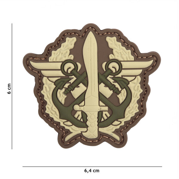444130 5542 99 01 <p>Het 3D PVC Embleem van het Corps Mariniers is een must-have voor elke militaire of outdoor liefhebber. Dit hoogwaardige embleem is vervaardigd uit duurzaam PVC en voorzien van klittenband aan de achterzijde, waardoor het eenvoudig op verschillende stoffen kan worden bevestigd. Met zijn gedetailleerde ontwerp en herkenbare logo is dit embleem perfect om je uitrusting te personaliseren of om je steun voor het Corps Mariniers te tonen. Een ideaal accessoire voor op je jas, tas of andere gear.</p>