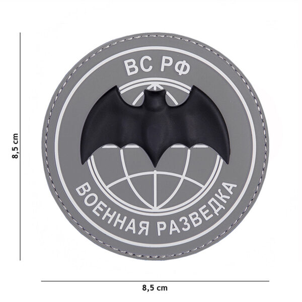 444130 5552 99 01 <p>Ontdek het 3D PVC embleem BC PO in de stijlvolle grijze kleur #9095. Dit hoogwaardige embleem is perfect voor het personaliseren van je militaire en outdoor uitrusting. Dankzij het klittenband aan de achterzijde is het eenvoudig te bevestigen en te verwijderen, waardoor je je gear snel kunt aanpassen aan jouw behoeften. Een must-have voor iedere avonturier die functionaliteit en stijl waardeert.</p>