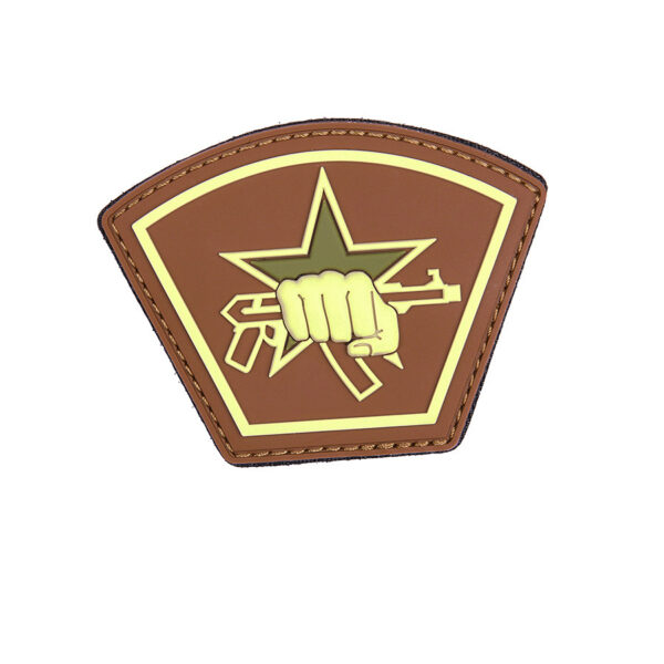 444130 5554 99 01 <p>Voeg een vleugje militaire stijl toe aan je uitrusting met het Embleem 3D PVC Russische ster vuist bruin #9067. Dit hoogwaardige embleem is vervaardigd uit duurzaam PVC en voorzien van een praktische klittenband achterzijde, waardoor het eenvoudig aan te brengen en te verwijderen is. Perfect voor op kleding, tassen of andere uitrusting, dit embleem is een must-have voor elke outdoor-enthousiasteling of militair fan. Maak je look compleet met dit unieke en herkenbare embleem.</p>