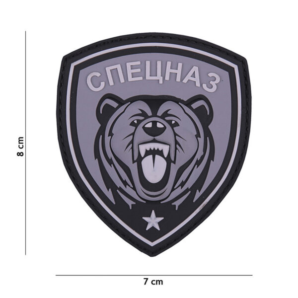 444130 5556 99 01 <p>Ontdek het 3D PVC Embleem van de Spetsnaz beer in grijze uitvoering (#9068). Dit hoogwaardige embleem is vervaardigd uit duurzaam PVC en is voorzien van een sterke klittenbandsluiting aan de achterzijde, waardoor het eenvoudig op kleding of uitrusting kan worden bevestigd. Perfect voor het personaliseren van je militaire of outdoor gear. Voeg een stoere touch toe aan je outfit met dit unieke embleem.</p>