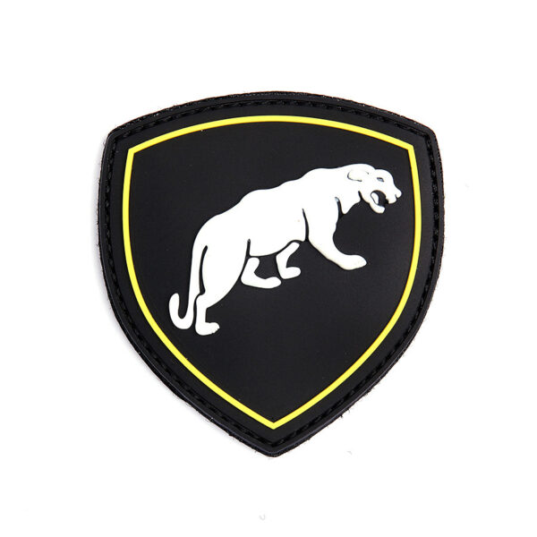 444130 5559 99 01 <p>Ontdek het 3D PVC embleem van een Russische puma in het zwart (#9069). Dit hoogwaardige embleem is voorzien van klittenband aan de achterzijde, waardoor het eenvoudig te bevestigen is op verschillende stoffen en materialen. Perfect voor het personaliseren van uw militaire of outdoor uitrusting, dit embleem voegt niet alleen stijl toe, maar ook een unieke uitstraling. Een must-have voor elke verzamelaar of liefhebber van militaire accessoires.</p>
