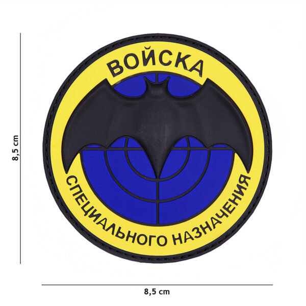 444130 5580 99 01 <p>Het Embleem 3D PVC Boncka in opvallend geel (#9075) is een must-have voor elke outdoor- of militaire uitrusting. Dit duurzame embleem is vervaardigd uit hoogwaardig PVC en beschikt over klittenband aan de achterzijde, waardoor het eenvoudig te bevestigen is op kleding of uitrusting. Met zijn unieke design en robuuste uitstraling voegt dit embleem een extra dimensie toe aan jouw gear. Perfect voor zowel casual gebruik als serieuze outdoor activiteiten.</p>
