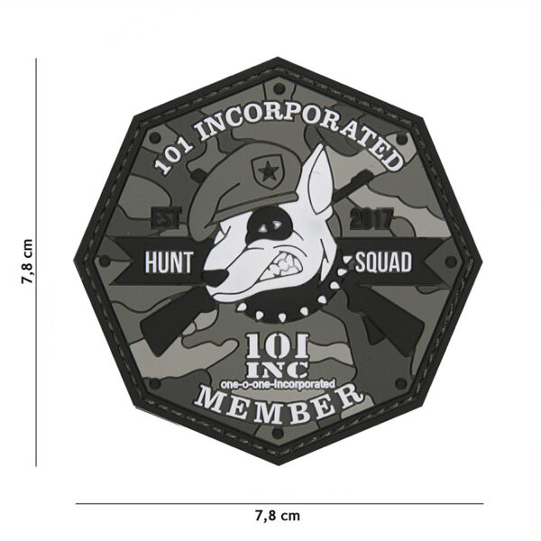 444130 5586 99 01 <p>Voeg een vleugje avontuur toe aan je uitrusting met het 3D PVC Embleem 101 INC Hunt Squad in grijs (#1095). Dit hoogwaardige embleem is vervaardigd van duurzaam PVC en is voorzien van een handige klittenbandsluiting aan de achterzijde, waardoor je het eenvoudig op kleding of uitrusting kunt bevestigen. Perfect voor outdoorliefhebbers en militairen die hun stijl willen personaliseren. Maak je outfit compleet en laat zien waar je voor staat met dit opvallende embleem.</p>