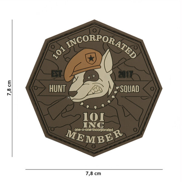 444130 5587 99 01 <p>Het 3D PVC embleem van 101 INC Hunt Squad in bruin is de perfecte toevoeging aan uw outdoor- of militaire uitrusting. Dit hoogwaardige embleem is uitgevoerd in duurzaam PVC en voorzien van een klittenband aan de achterzijde voor eenvoudige bevestiging op kleding of uitrusting. Met zijn unieke ontwerp en stevige constructie is dit embleem niet alleen een stijlvol accessoire, maar ook een praktische aanvulling voor elke avontuurlijke gelegenheid.</p>