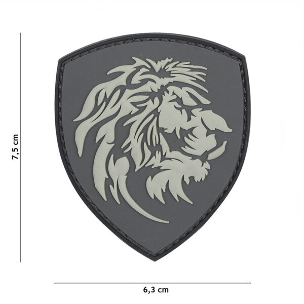 444130 5589 99 01 <p>Voeg een vleugje trots toe aan je uitrusting met het 3D PVC Embleem van de Nederlandse leeuw in grijs (#1096). Dit hoogwaardige embleem is voorzien van een stevige klittenband aan de achterzijde, waardoor het eenvoudig te bevestigen is op jassen, rugzakken of andere uitrusting. Perfect voor zowel militaire doeleinden als outdooractiviteiten, dit embleem is een uitstekende keuze voor iedereen die zijn Nederlandse trots wil tonen.</p>