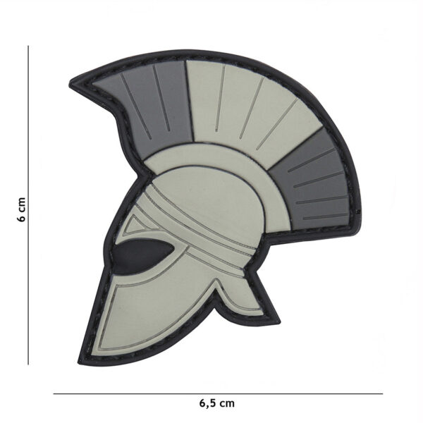 444130 5593 99 01 <p>Voeg een stoere touch toe aan je uitrusting met het 3D PVC embleem van een Spartaanse helm in grijs (#2098). Dit opvallende embleem is vervaardigd uit duurzaam PVC en beschikt over een handige klittenband aan de achterzijde, waardoor je het eenvoudig kunt bevestigen op kleding, tassen of andere uitrusting. Perfect voor militaire en outdoor liefhebbers die hun stijl willen accentueren.</p>