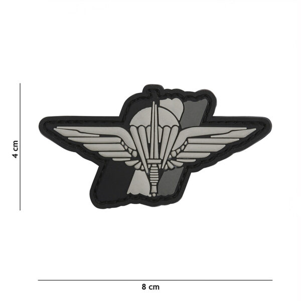 444130 5596 99 01 <p>Het Embleem 3D PVC Para Wing grijs #2065 is een kwalitatief hoogwaardig embleem met klittenband aan de achterzijde. Dit veelzijdige embleem is perfect voor het personaliseren van jassen, tassen of andere uitrusting. Met zijn strakke grijze ontwerp en duurzaamheid is dit embleem een uitstekende keuze voor zowel militaire als outdoor liefhebbers. Voeg een stoere en unieke touch toe aan uw gear met dit stijlvolle PVC embleem.</p>