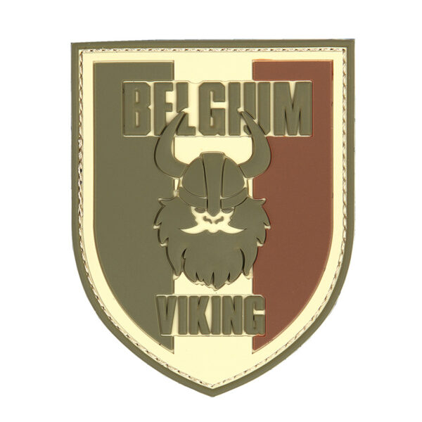 444130 7001 99 01 <p>Het Embleem 3D PVC Belgium Viking #2063 is een stijlvol en duurzaam embleem dat perfect is voor elke outdoor- of militaire uitrusting. Met een stevige klittenband aan de achterzijde is het eenvoudig aan te brengen op kleding, rugzakken of andere accessoires. Dit embleem voegt niet alleen een unieke uitstraling toe, maar weerspiegelt ook je verbondenheid met de Viking geest. Een must-have voor verzamelaars en liefhebbers van militaire emblemen.</p>