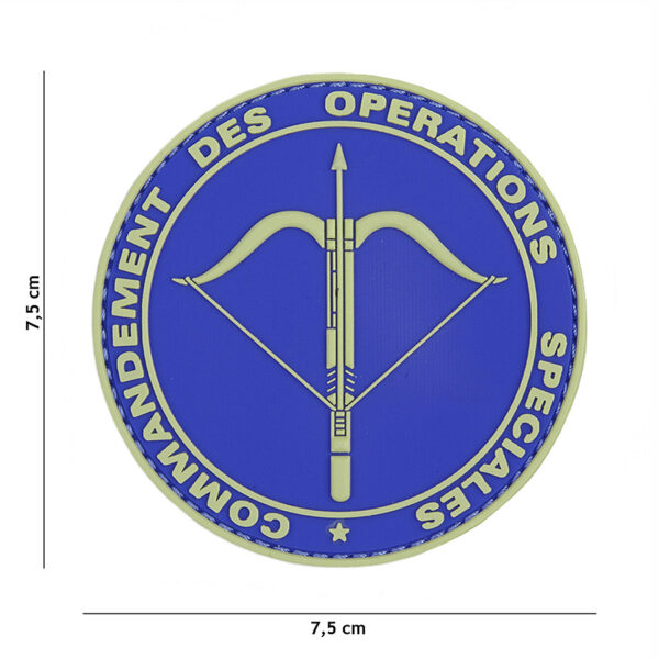 444130 7012 99 01 <p>Het Embleem 3D PVC Commandement in de kleur blauw (#2077) is een hoogwaardige patch met een stevige klittenband aan de achterzijde, waardoor het eenvoudig te bevestigen is op verschillende textielsoorten. Dit embleem is ideaal voor militaire en outdoor toepassingen, en voegt een professionele uitstraling toe aan uw uitrusting. Met zijn duurzame PVC constructie is het bestand tegen de elementen en blijft het er langer goed uitzien. Een must-have voor elke serieuze avonturier!</p>