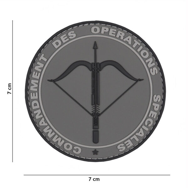444130 7014 99 01 <p>Ontdek het Embleem 3D PVC Commandement in grijs (#2078), perfect voor het personaliseren van uw militaire of outdoor uitrusting. Dit duurzame embleem is vervaardigd uit hoogwaardig PVC en is voorzien van een praktische klittenband aan de achterzijde, waardoor het eenvoudig te bevestigen is op kleding, tassen of andere accessoires. Voeg een professioneel tintje toe aan uw outfit met dit stijlvolle en functionele embleem.</p>