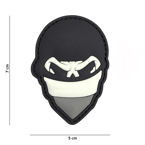 444130 7029 99 01 <p>Voeg een stoer accent toe aan je uitrusting met het 3D PVC embleem van een Polish skull balaclava in grijs (#2083). Dit hoogwaardige embleem is voorzien van een klittenband aan de achterzijde, waardoor het eenvoudig aan te brengen is op jassen, rugzakken of andere uitrusting. Perfect voor militaire en outdoor liefhebbers die de uitstraling van hun gear willen personaliseren. Een must-have accessoire voor elke avonturier!</p>