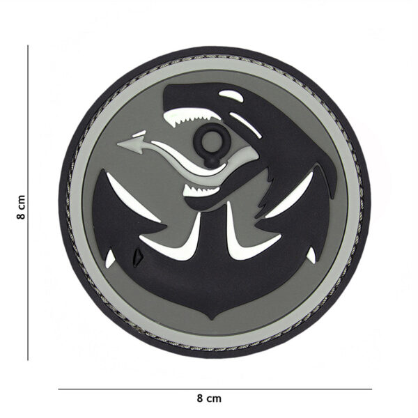 444130 7033 99 01 <p>Dit hoogwaardige 3D PVC embleem van Formoza in grijs (#1116) is ideaal voor het personaliseren van je militaire of outdoor uitrusting. Met een stevige klittenband aan de achterzijde is het eenvoudig aan te brengen op jassen, rugzakken of andere textielen. Dit embleem combineert functionaliteit met een stoere uitstraling, waardoor het een must-have is voor elke liefhebber van militaire accessoires.</p>
