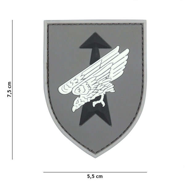 444130 7037 99 01 <p>Dit hoogwaardige 3D PVC embleem van de Duitse Special Forces is een must-have voor elke militaire en outdoor liefhebber. Met een stevige klittenband aan de achterzijde is het eenvoudig te bevestigen op kleding of uitrusting. Het grijze ontwerp voegt een stijlvolle en tactische uitstraling toe aan uw gear. Perfect voor verzamelaars of als een uniek accessoire voor uw vest of tas. Maak uw outfit compleet met dit authentieke embleem!</p>