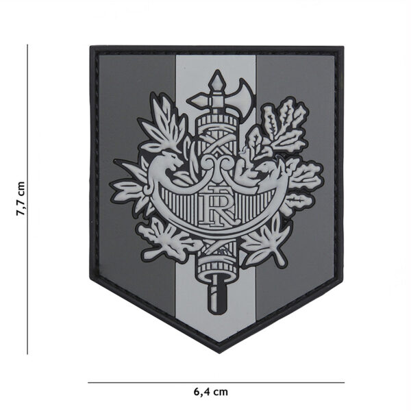444130 7038 99 01 <p>Voeg een vleugje militaire stijl toe aan jouw outfit met het 3D PVC Embleem in grijs met het Franse schild. Dit hoogwaardige embleem is vervaardigd uit duurzaam PVC en beschikt over een praktische klittenband achterzijde, waardoor het eenvoudig te bevestigen is op kleding, tassen of uitrusting. Perfect voor outdoor activiteiten, evenementen of als onderdeel van je collecties. Een must-have voor iedere liefhebber van militaire en tactische uitrusting.</p>