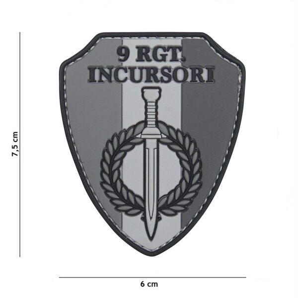 444130 7047 99 01 <p>Het Embleem 3D PVC 9 RGT Incursori in grijs is een hoogwaardig embleem dat perfect is voor militaire en outdoor uitrusting. Dit duurzame PVC-embleem beschikt over een praktische klittenband aan de achterzijde, waardoor het eenvoudig op kleding of uitrusting te bevestigen is. Voeg dit unieke embleem toe aan je collectie en laat je verbondenheid met de Incursori zien. Een must-have voor iedere fanatieke verzamelaar of outdoor liefhebber!</p>