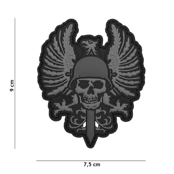 444130 7048 99 01 <p>Dit stijlvolle 3D PVC embleem van een Spaanse skull in grijs is perfect voor iedere outdoor- of militaire uitrusting. Het embleem beschikt over een stevige klittenband aan de achterzijde, waardoor het eenvoudig te bevestigen is op kleding, tassen of uitrusting. Met zijn unieke ontwerp voegt dit embleem een stoere uitstraling toe aan jouw gear. Ideaal voor zowel verzamelaars als actieve buitensporters.</p>