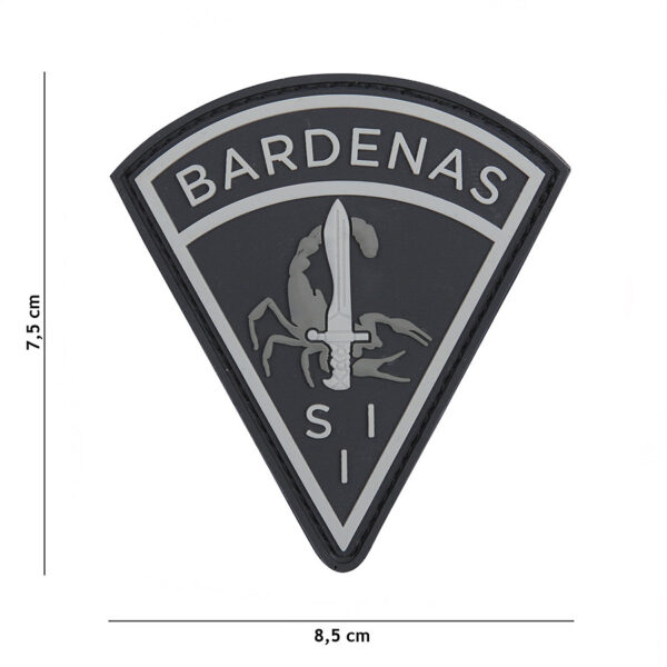 444130 7052 99 01 <p>Het Embleem 3D PVC Bardenas zwart #1105 is een stijlvol en duurzaam embleem dat perfect is voor elke outdoor- of militaire uitrusting. Met een handige klittenband aan de achterzijde is het eenvoudig aan te brengen en te verwijderen. Dit embleem voegt niet alleen een persoonlijk tintje toe aan uw outfit, maar biedt ook een stevige en weerbestendige kwaliteit. Ideaal voor gebruik op kleding, rugzakken of andere uitrusting.</p>