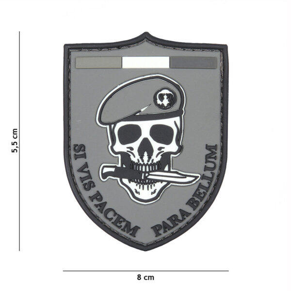 444130 7053 99 01 <p>Dit hoogwaardige 3D PVC embleem 'SI VIS Pacem' in grijs (#1106) is perfect voor het personaliseren van uw militaire of outdoor uitrusting. Met de handige klittenband achterzijde bevestigt u het embleem eenvoudig op kleding, tassen of andere accessoires. Dit embleem voegt niet alleen een stoere uitstraling toe, maar is ook een subtiele verwijzing naar de boodschap van vrede. Een must-have voor elke liefhebber van militaire stijl.</p>