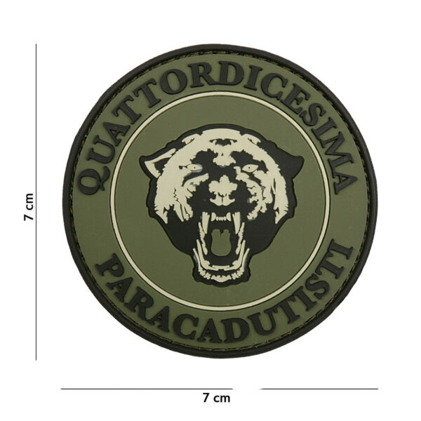 444130 7054 99 01 <p>Ontdek het Embleem 3D PVC Paracadutisti in een stijlvolle groene uitvoering. Dit hoogwaardige embleem is vervaardigd uit duurzaam PVC en is voorzien van een klittenband aan de achterzijde, waardoor het eenvoudig te bevestigen is op kleding of uitrusting. Perfect voor zowel verzamelaars als outdoorliefhebbers die hun gear willen personaliseren. Met dit embleem geef je je outfit een unieke touch en laat je je passie voor parachutisten zien.</p>