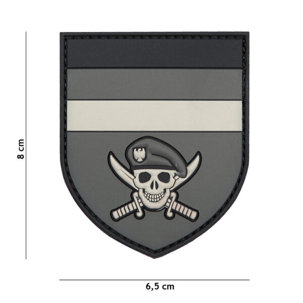 444130 7064 99 01 <p>Voeg een stoere en militaire uitstraling toe aan je uitrusting met het 3D PVC Embleem van de Duitse Commando skull in grijs (#2067). Dit hoogwaardige embleem is voorzien van een klittenbandsluiting aan de achterzijde, waardoor het eenvoudig te bevestigen is op kleding of gear. Perfect voor de echte outdoorliefhebber of verzamelaar die zijn gear wil personaliseren. Een must-have accessoire voor elke militaire of tactische outfit!</p>