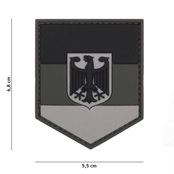 444130 7066 99 01 <p>Het Embleem 3D PVC Duits schild grijs #2070 is een stijlvol en duurzaam embleem dat perfect is voor op je uitrusting. Gemaakt van hoogwaardig PVC, biedt dit embleem niet alleen een herkenbaar design, maar is het ook praktisch in gebruik dankzij de klittenbandsluiting aan de achterzijde. Of je nu een militaire look wilt creëren of je outdoor gear wilt personaliseren, dit embleem is een must-have accessoire.</p>