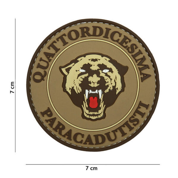 444130 7069 99 01 <p>Het Embleem 3D PVC Paracadutisti in coyote kleur is een stijlvol en praktisch accessoire voor elke militaire of outdoor outfit. Dit hoogwaardige PVC-embleem beschikt over een stevige klittenband aan de achterzijde, waardoor het eenvoudig op verschillende stoffen kan worden bevestigd. Voeg een unieke touch toe aan uw gear met dit opvallende embleem en laat uw passie voor parachutisme zien. Geschikt voor zowel gebruik in het veld als voor recreatieve doeleinden.</p>