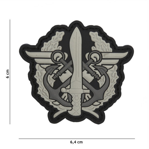 444130 7070 99 01 <p>Het Embleem 3D PVC Corps Mariniers logo in grijze uitvoering #2081 is een perfect accessoire voor elke militaire en outdoor enthousiast. Dit hoogwaardige embleem is vervaardigd uit duurzaam PVC en voorzien van klittenband aan de achterzijde, waardoor het eenvoudig te bevestigen is op kleding, tassen of andere uitrusting. Met een strak en herkenbaar ontwerp voegt dit embleem niet alleen stijl toe, maar ook een gevoel van trots voor de Corps Mariniers. Een must-have voor iedereen die de maritieme traditie waardeert.</p>