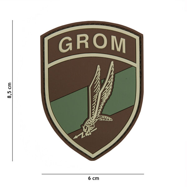 444130 7071 99 01 <p>Het Embleem 3D PVC GROM #2089 is een veelzijdig en duurzaam embleem met een innovatieve 3D-ontwerp. Dankzij de klittenband aan de achterzijde is het eenvoudig te bevestigen op verschillende kledingstukken of uitrusting. Dit embleem is perfect voor militairen, outdoorliefhebbers en iedereen die een stoere, unieke uitstraling wil. Voeg een persoonlijk tintje toe aan je uitrusting met dit hoogwaardige PVC-embleem.</p>