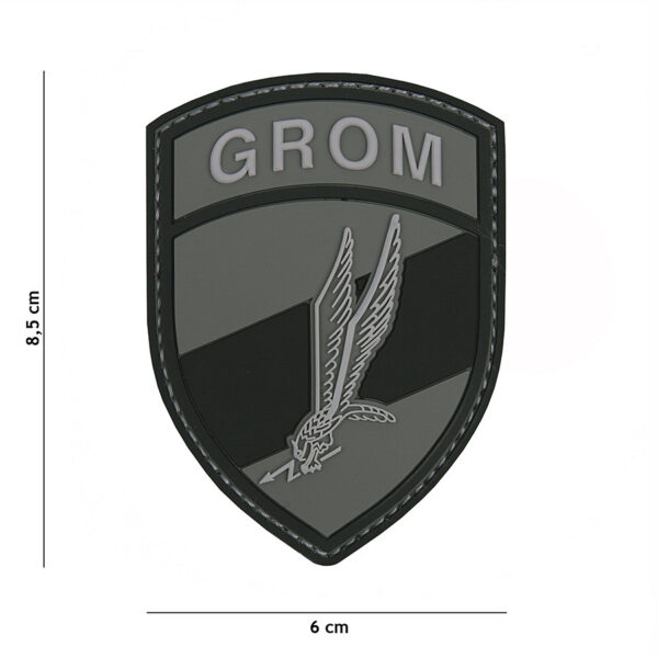 444130 7072 99 01 <p>Het 3D PVC Embleem GROM in grijze kleur (#2090) is een robuust en veelzijdig embleem dat perfect is voor militaire en outdoor toepassingen. Dankzij de klittenband aan de achterzijde is het eenvoudig aan kleding of uitrusting te bevestigen en te verwijderen. Dit embleem voegt niet alleen stijl toe aan je gear, maar ook een professionele uitstraling. Een must-have voor elke serieuze avonturier of militair!</p>