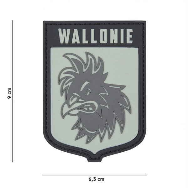 444130 7077 99 01 <p>Het Embleem 3D PVC Wallonie grijs #2097 is een stijlvol en duurzaam embleem met een praktische klittenband achterzijde. Dit veelzijdige embleem is perfect voor het personaliseren van kleding, rugzakken of andere uitrusting. Met zijn opvallende ontwerp en hoogwaardige PVC-materialen is dit embleem niet alleen een aanvulling op je gear, maar ook een statement van stijl en functionaliteit. Voeg dit unieke embleem toe aan je collectie en onderscheid jezelf in elke outdoor of militaire setting.</p>