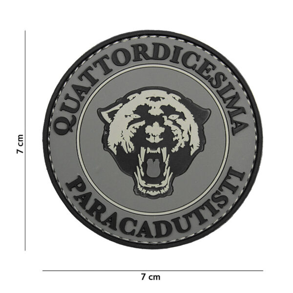 444130 7078 99 01 <p>Ontdek het 3D PVC Embleem Paracadutisti in de stijlvolle grijze kleur #2102. Dit hoogwaardige embleem is vervaardigd uit duurzaam PVC en beschikt over een praktische klittenband achterzijde voor eenvoudige bevestiging op diverse stoffen. Perfect voor het personaliseren van uw militaire of outdoor uitrusting, dit embleem voegt niet alleen een unieke uitstraling toe, maar laat ook uw toewijding aan de parachutisten zien. Een must-have voor iedere outdoor liefhebber!</p>