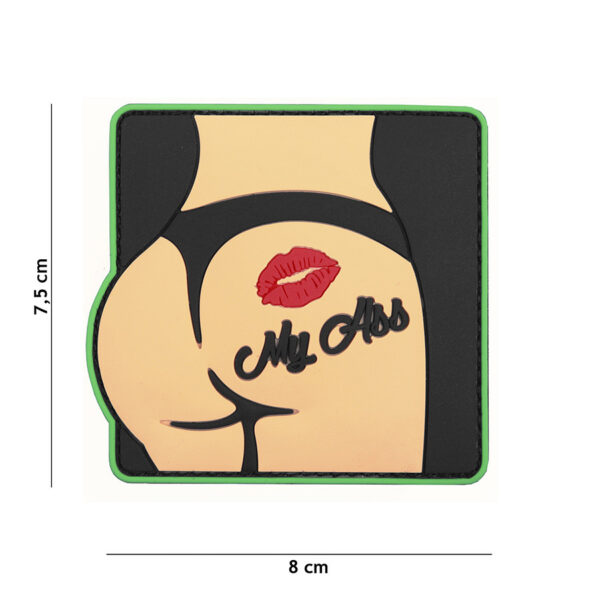 444130 7083 99 01 <p>Voeg een vleugje humor toe aan je outfit met het Embleem 3D PVC Kiss My Ass #4103. Dit unieke embleem is vervaardigd uit duurzaam PVC en is voorzien van een handige klittenband achterkant, waardoor je het eenvoudig kunt bevestigen op jassen, rugzakken of andere uitrusting. Perfect voor de avonturier die zich graag onderscheidt, dit embleem is een must-have voor iedereen die een statement wil maken. Laat je persoonlijkheid zien met dit opvallende accessoire!</p>