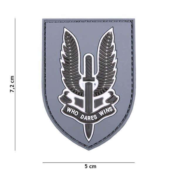444130 7085 99 01 <p>Het 3D PVC embleem 'WHO Dares Wins' in grijze kleur is een must-have voor elke militaire en outdoor liefhebber. Dit hoogwaardige embleem is voorzien van een stevige klittenband aan de achterzijde, waardoor het eenvoudig op verschillende kledingstukken of uitrusting kan worden bevestigd. Met zijn unieke ontwerp en duurzame afwerking voegt het niet alleen karakter toe aan uw outfit, maar ook een gevoel van trots en verbondenheid. Perfect voor gebruik tijdens outdoor activiteiten of in een militaire setting.</p>